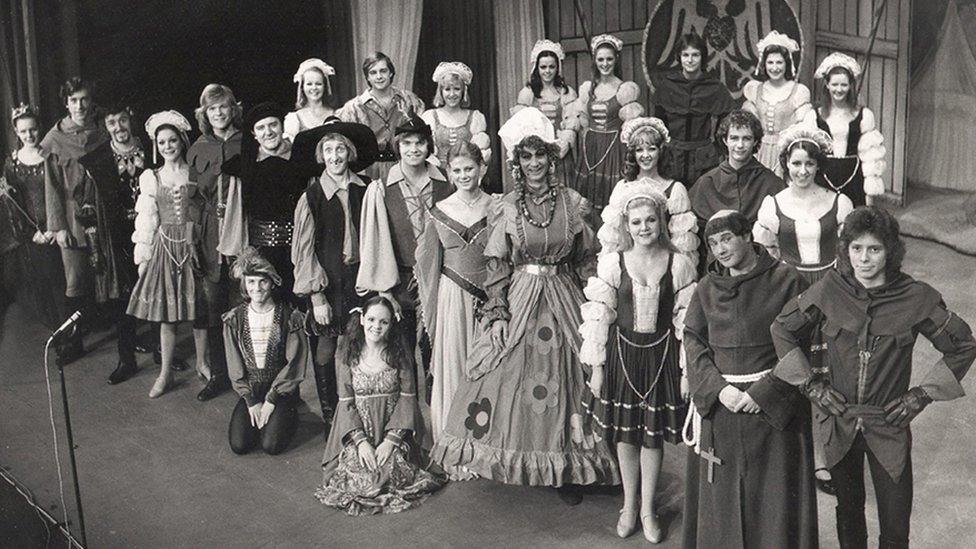 Cast Babes in the Wood (1976/77) mewn gwisg llawn ar lwyfan y Grand // The cast of Babes in the Wood (1976/77) in full costume onstage at the Grand