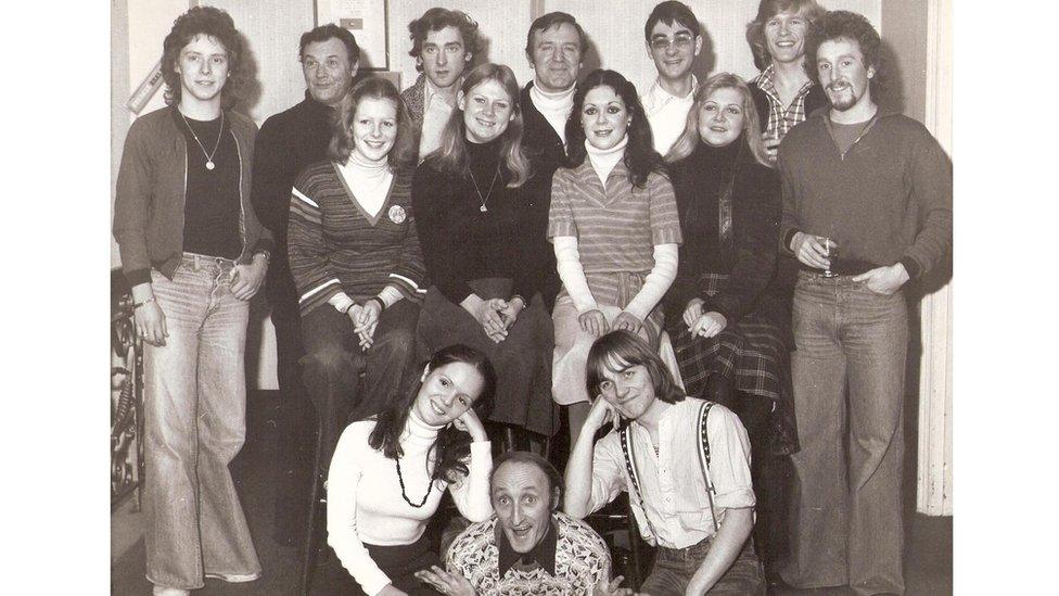 Ryan gydag aelodau cast Babes in The Wood yn 1977. Wythnosau wedi tynnu'r llun hwn, roedd wedi marw // Ryan backstage with the cast of Babes in The Wood in 1977. Some weeks after this picture was taken, Ryan was dead