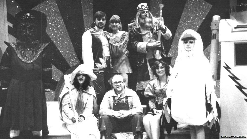 Cast Mwstwr yn y Clwstwr – Ifan Huw Dafydd fel Abram Cadabram, Dilwyn Young Jones fel Cai, Sioned Mair fel Serian, Grey Evans fel Y Brenin Lwni, Sian Wheldon fel Aderyn, Marion Fenner fel Grisial, Gari Williams fel Micos a Gwen Ellis fel Mrs Lloerig