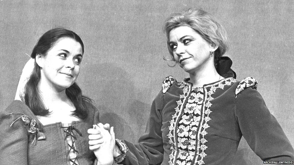 1977 Jac y Jyngl: Nia Ceidiog a Valmai Jones fel Hawys a Hywel