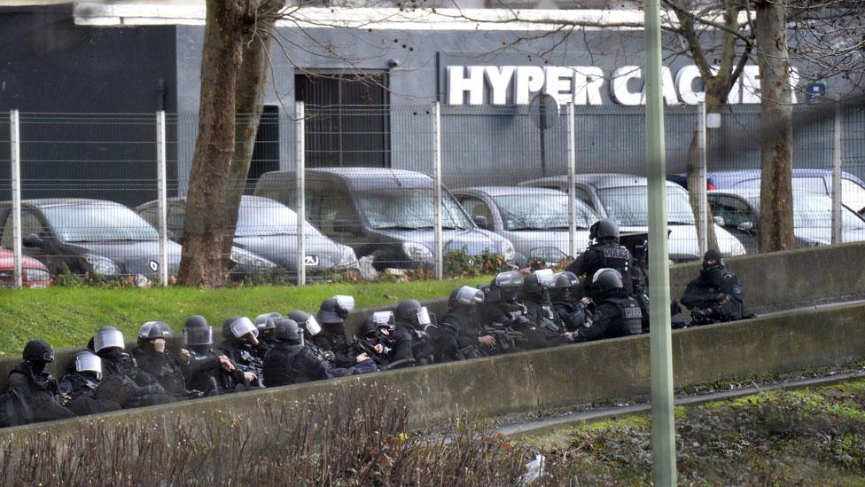 Police surround supermarket where gunman holds hostages