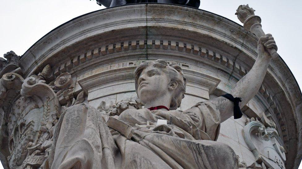 Statue in mourning