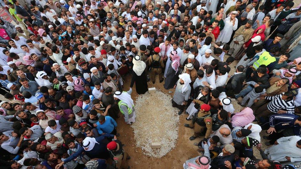 Mourners gather around the grave of Saudi Arabian King Abdullah at the al-Oud cemetery in Riyadh on 23 January 2015 following his death in the early hours of the morning