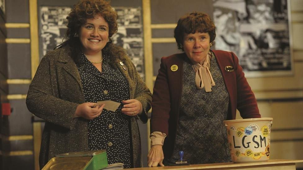 Jessica Gunning yn portreadu Sian ar y chwith. Yr actores Imelda Staunton ar y dde.