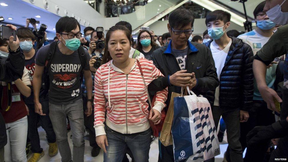 Protesters shout at protesters in a shopping centre in Hong Kong (15 Feb 2015)