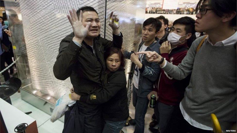 Hong Kongers detain a mainland shopper they accused of beating a protester (16 Feb 2015)