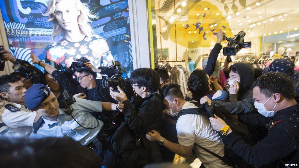 Police and protesters clash in Hong Kong (15 Feb 2015)