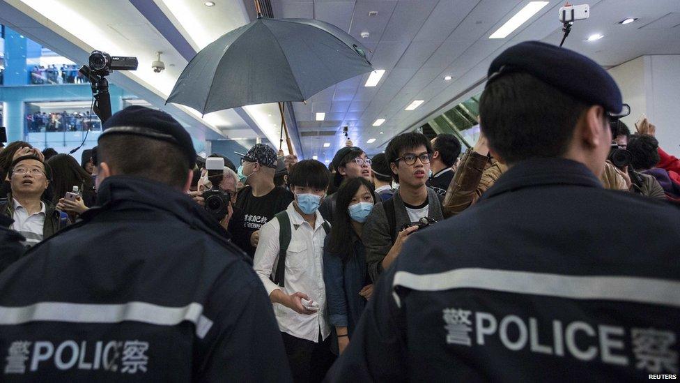 Police hold back protesters in Hong Kong (15 Feb 2015)