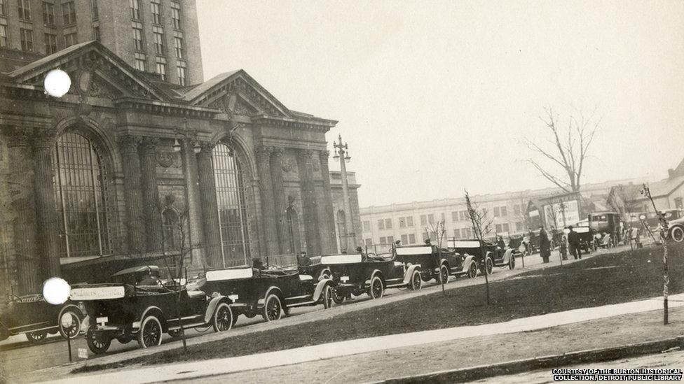 Cars queue outside of Michigan Central Station in 1915.