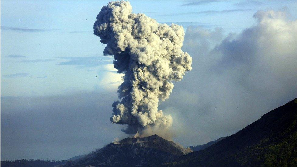 PNG's Mount Tavurvur erupts