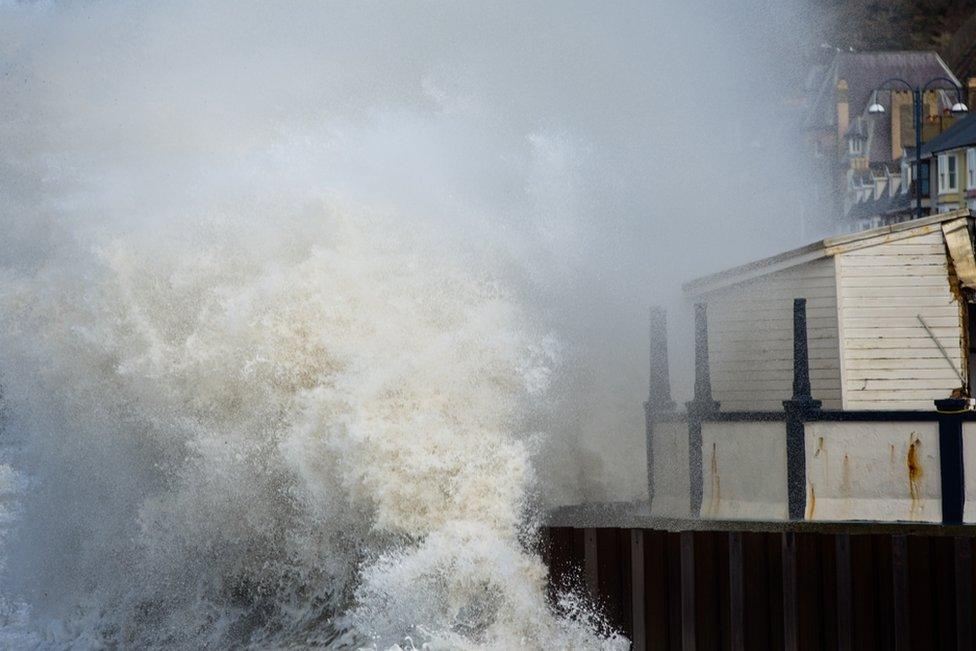 Chwefror 24, llanw uchel yn Aberystwyth yn bygwth y prom unwaith eto