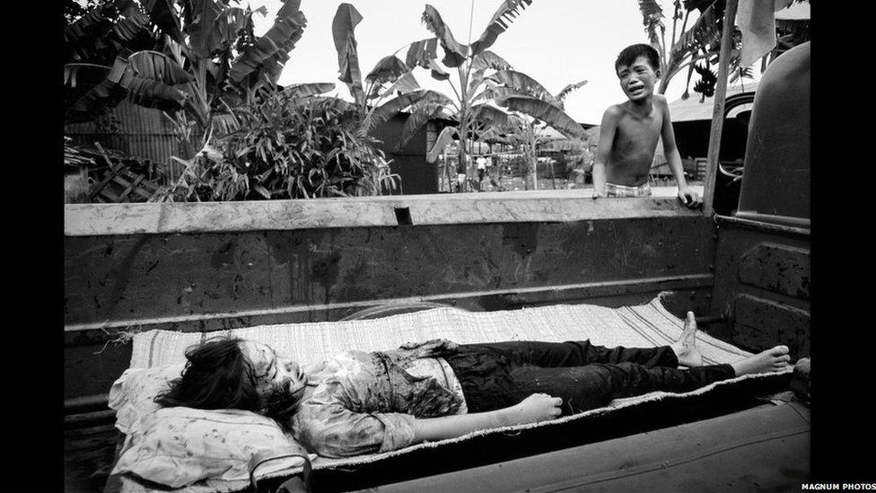 Brawd yn darganfod corff ei chwaer, wedi ymosodiad gan hofrennydd Americanaidd // Young boy finds his sister's body, killed by U.S. helicopter fire. 1968