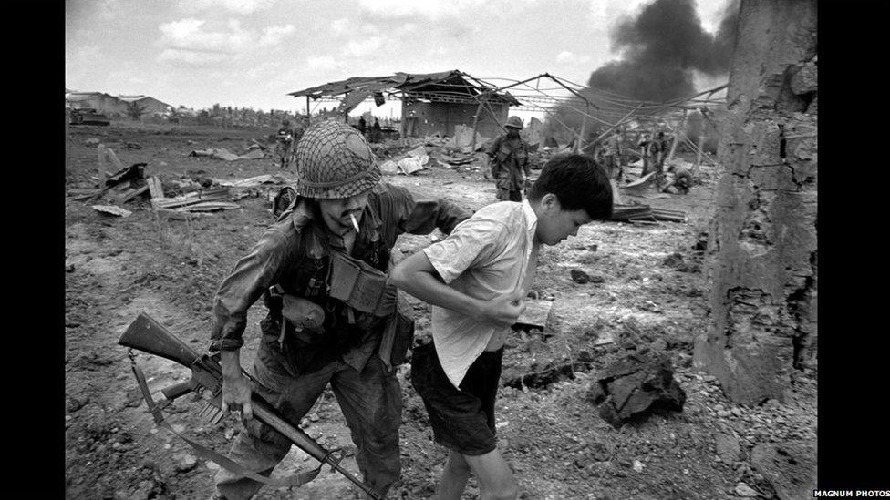 Milwr Americanaidd yn arestio bachgen ifanc o Fietnam ger Saigon // US soldier arresting a Vietnamese youth on the outskirts of Saigon. 1968