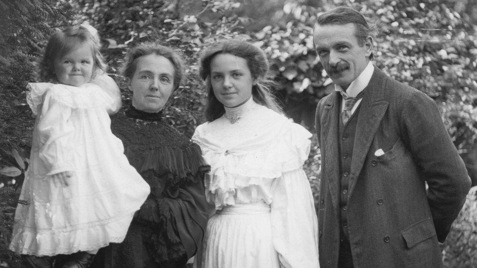 David Lloyd George, gyda'i wraig gyntaf Margaret, a'i blant Megan a Mair