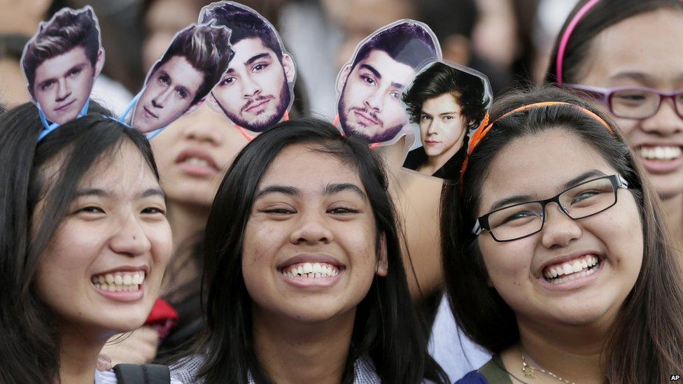 Fans wearing One Direction headbands