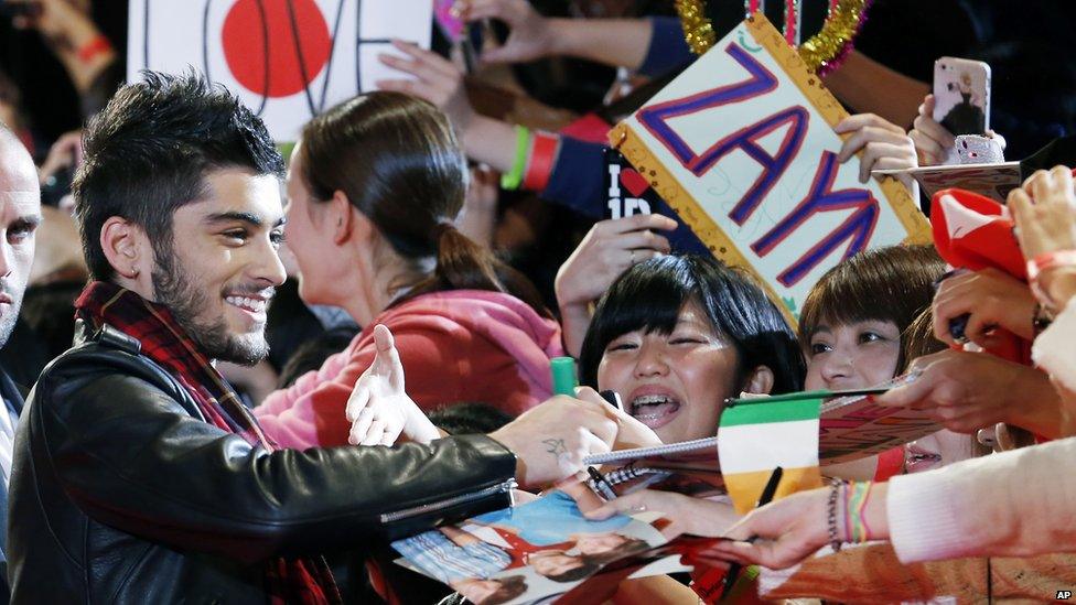 Zayn signs autographs