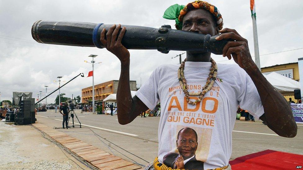A griot plays a wooden wind instrument during the inauguration of the Mohammed VI Expressway, a 4,6 km expressway named after Moroccan King Mohammed VI and linking the Abobo and Anyama northern districts of Abidjan, on 11 April 2015 in Anyama
