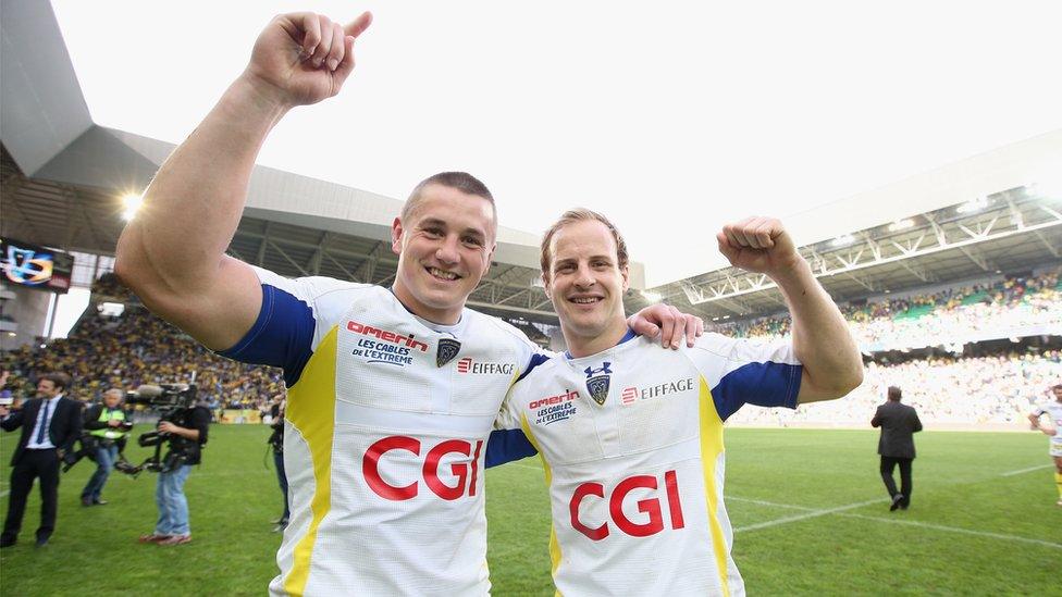 Jonathan Davies celebrates with Clermont Auvergne team-mate Nick Abendanon