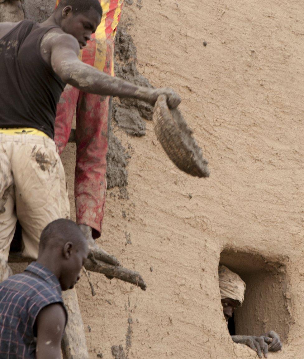 Youths from Djenne's nine different neighbourhoods work in teams and compete to be declared the most efficient and quickest operation. ''There is no prize but the honour lasts all year. You gain respect