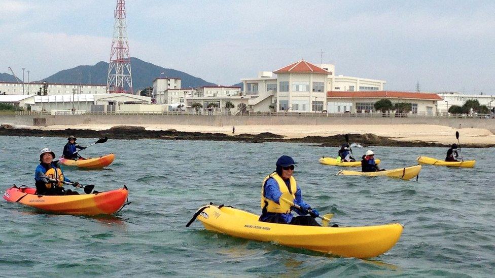 Kayak protesters