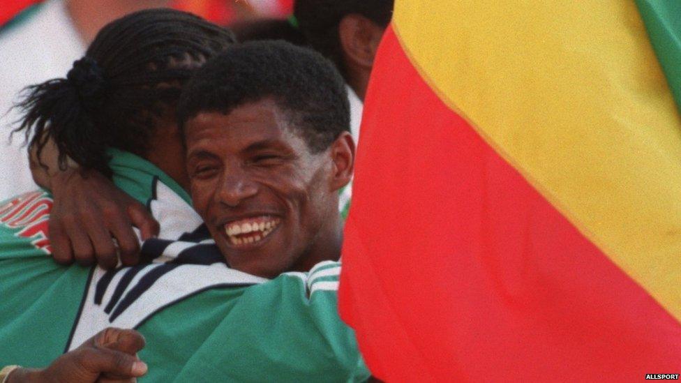 8 AUG 1995: HAILE GEBRSILASIE OF ETHIOPIA CELEBRATES AFTER WINNING GOLD IN THE MENS 10000M FINAL AT THE 1995 IAAF WORLD ATHLETICS CHAMPIONSHIPS AT THE ULLEVI STADIUM IN GOTHENBURG, SWEDEN.