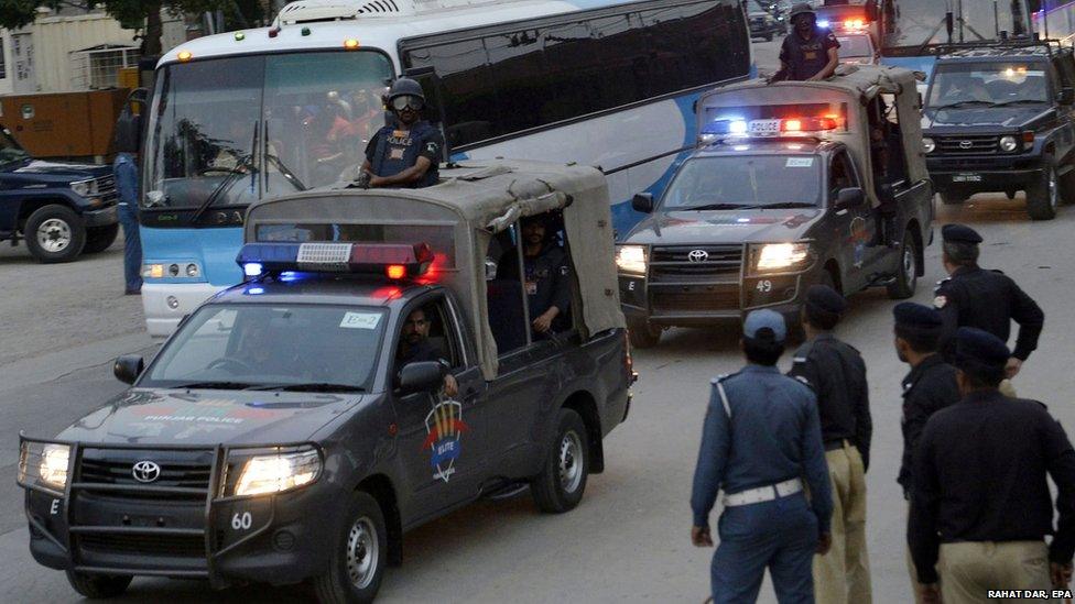 Pakistani security officials escort a bus carrying Zimbabwe's cricket team in Lahore (19 May 2015)