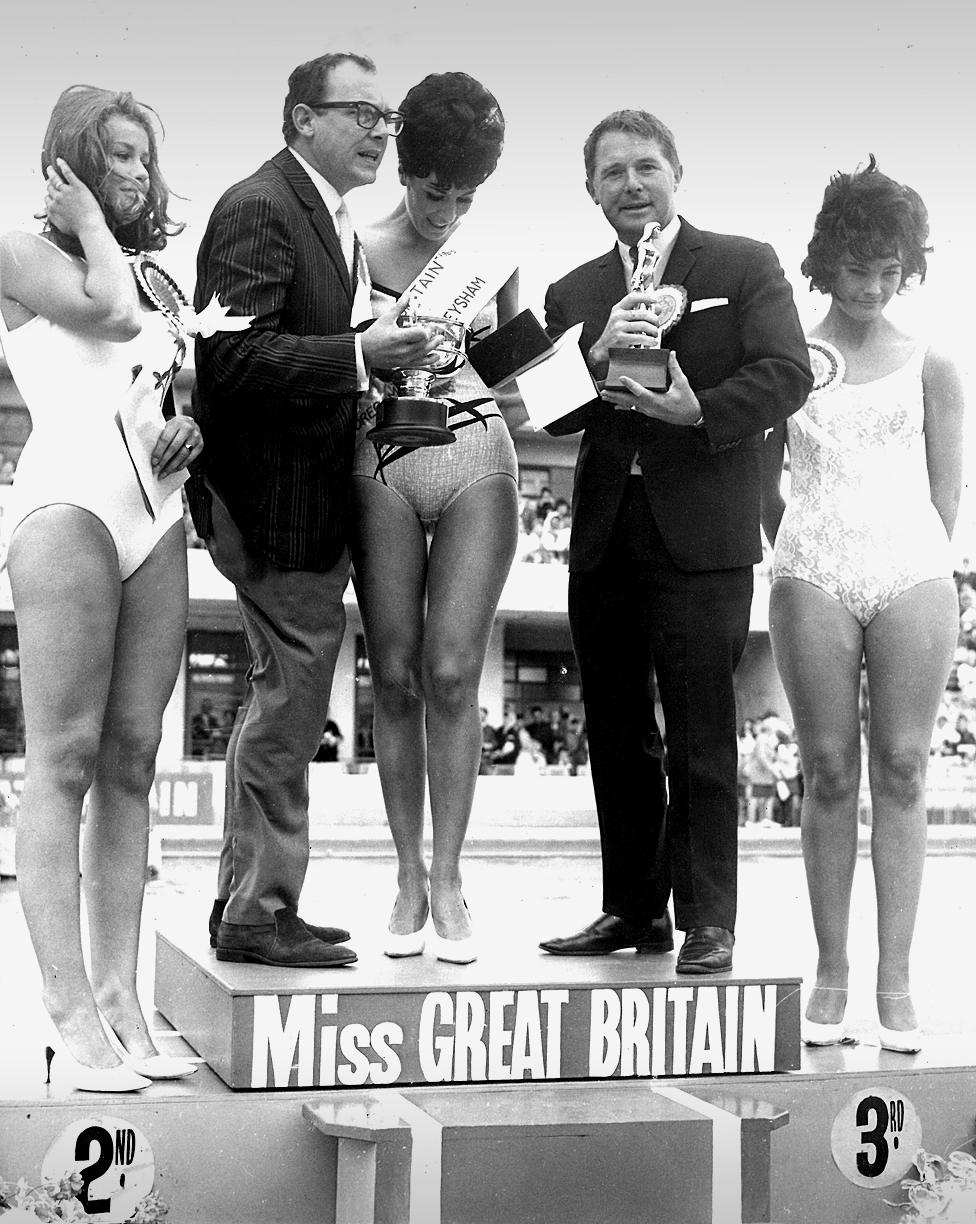 Swimsuit Avro Gal 73 (centre), 1965