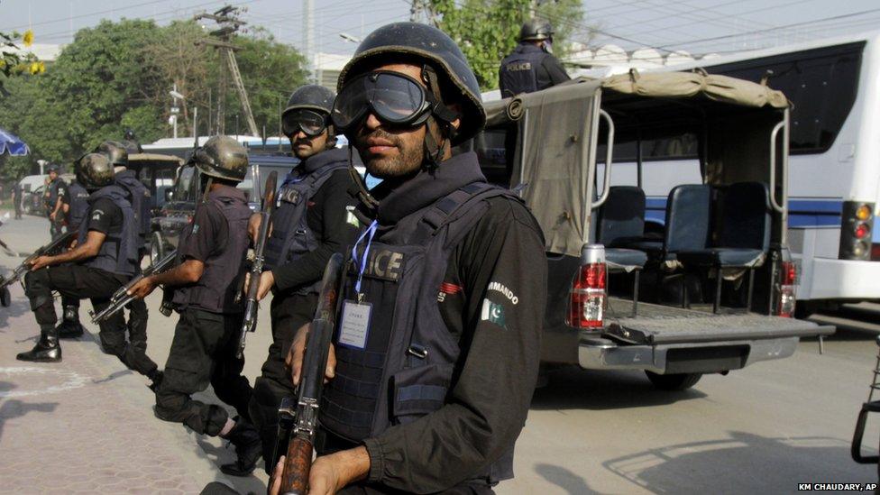 Pakistani security personnel stand alert as Zimbabwe team arrives at the Gaddafi stadium for a practice session (20 May 2015)