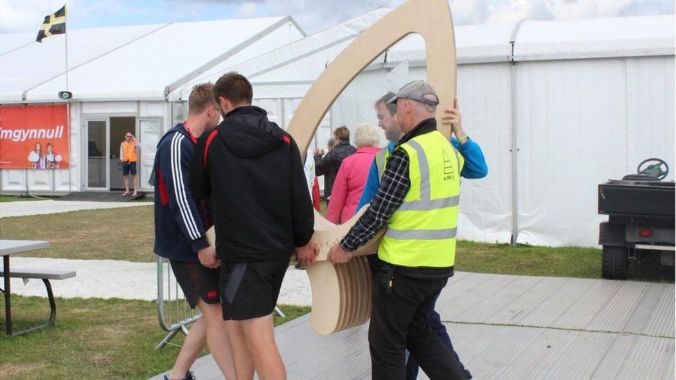 "Gobeithio bod gan Elis le i hon!" // "Let's hope Elis has room for it!"