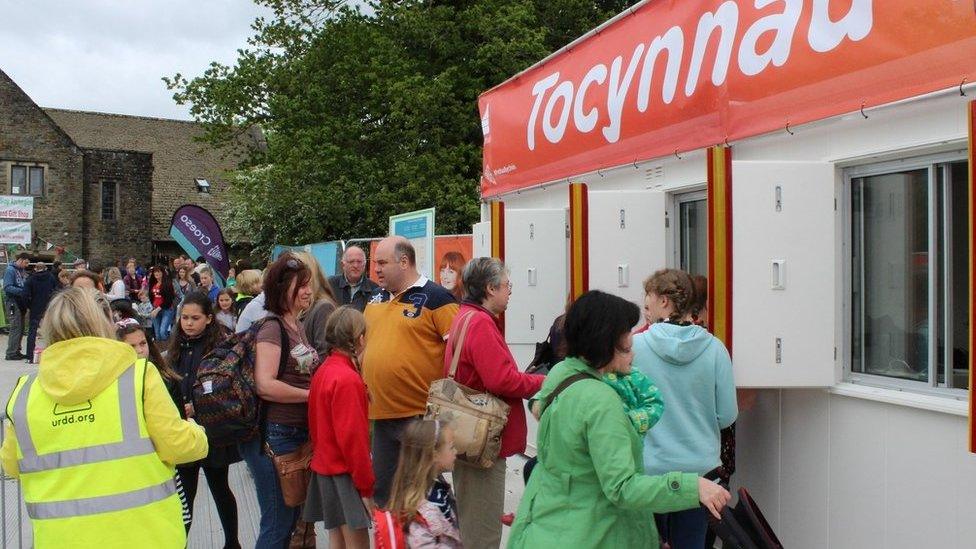 Roedd 'na alw mawr am docynnau fore Mawrth