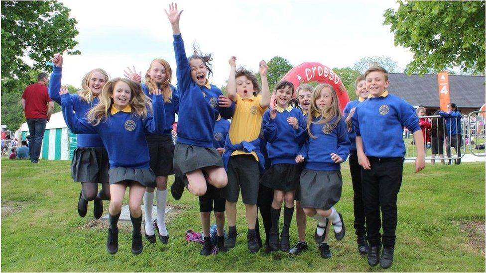 Mae Parti Ysgol Twm o'r Nant, Dinbych i weld yn mwynhau!