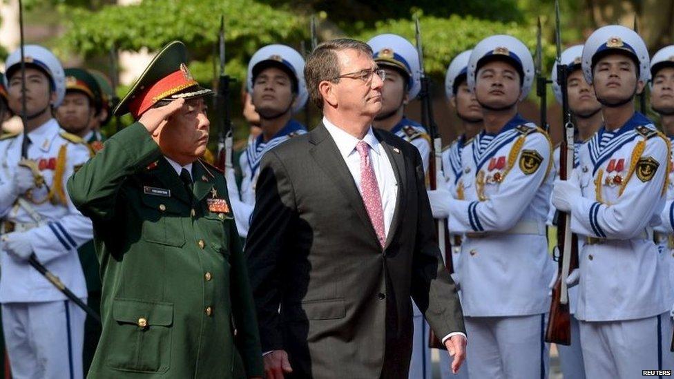 US Secretary of Defense Ashton Carter (R) reviews the guard of honour with Vietnam's Defence Minister General Phung Quang Thanh during a welcoming ceremony in Hanoi on 1 June 2015.