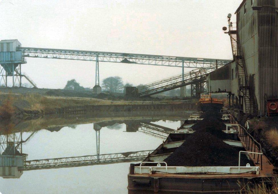 Loading barge
