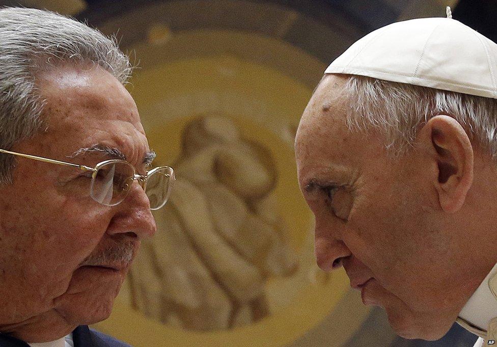 Raul Castro and Pope Francis in the Vatican, May 2015