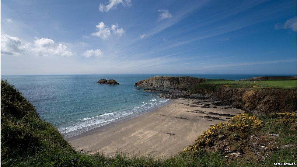 Traeth Llyfn rhwng Porthgain ac Abereiddi - dim ond un ffordd sydd i lawr i'r traeth ma, felly byddwch yn wyliadwrus o'r llanw uchel! // Traeth Llyfn between Porthgain and Abereiddy - there's only way down to this beach, so be careful of the high tide