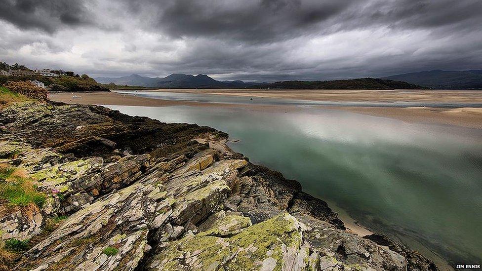 Mae Borth-y-gest ger Porthmadog wedi bod yn gyrchfan boblogaidd i ymwelwyr ers degawdau // Borth-y-gest near Porthmadog has been a popular destination for tourists for decades