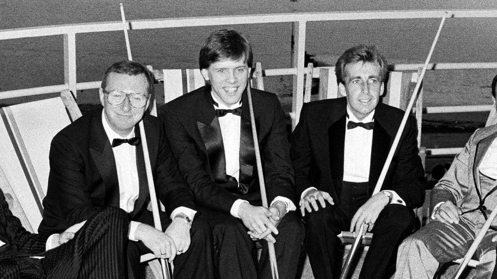 Daeth Dennis Taylor (chwith) a Terry Griffiths (dde) - yma yn 1986 - yn dipyn o ffrindiau, er eu bod nhw'n cystadlu'n frwd yn erbyn ei gilydd