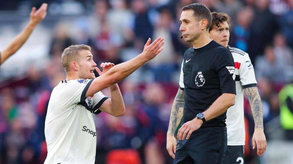 Matthijs de Ligt appeals to referee David Coote