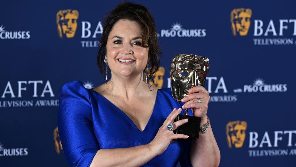 Ruth Jones gyda'i Bafta