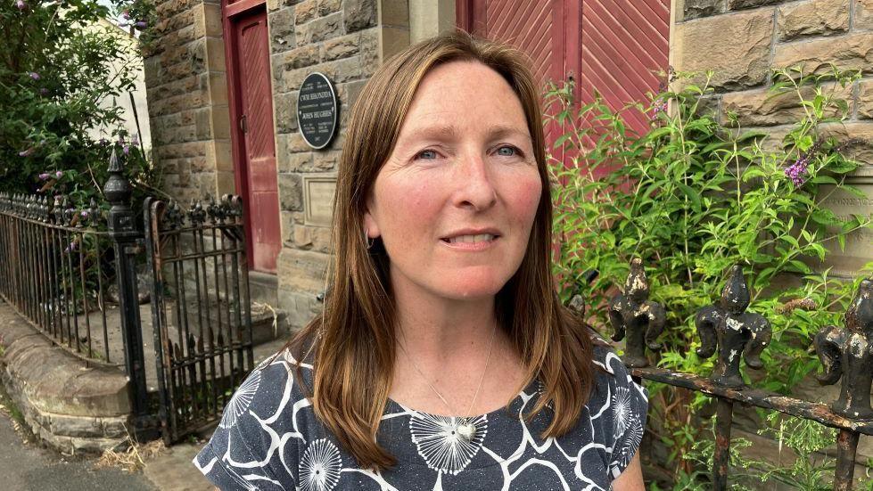 Doedd Rhian Hopkins ddim eisiau gweld y capel yn cael ei brynu gan rywun o'r tu allan i'r ardal