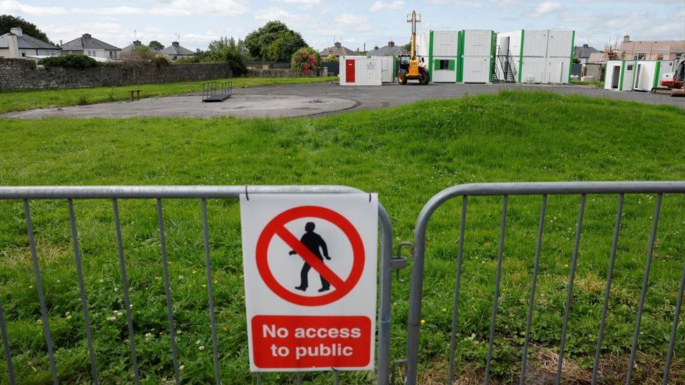 Bidh an làrach dùinte 'son co-dhiù dà bhliadhna fhad 's a tha an obair cladhaich a' dol air adhart