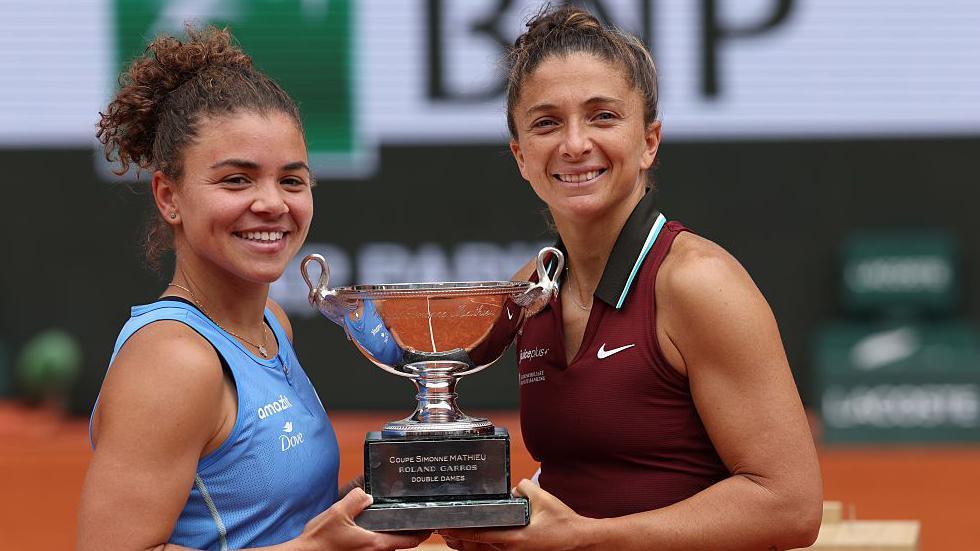 Jasmine Paolini and Sara Errani holds the French Open women's doubles trophy