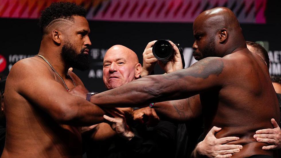 Dana White stands between Waldo Cortes-Acosta and Derrick Lewis during a face-off