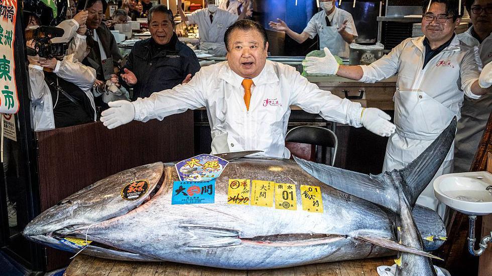 Kiyoshi Kimura poses with the giant tuna.