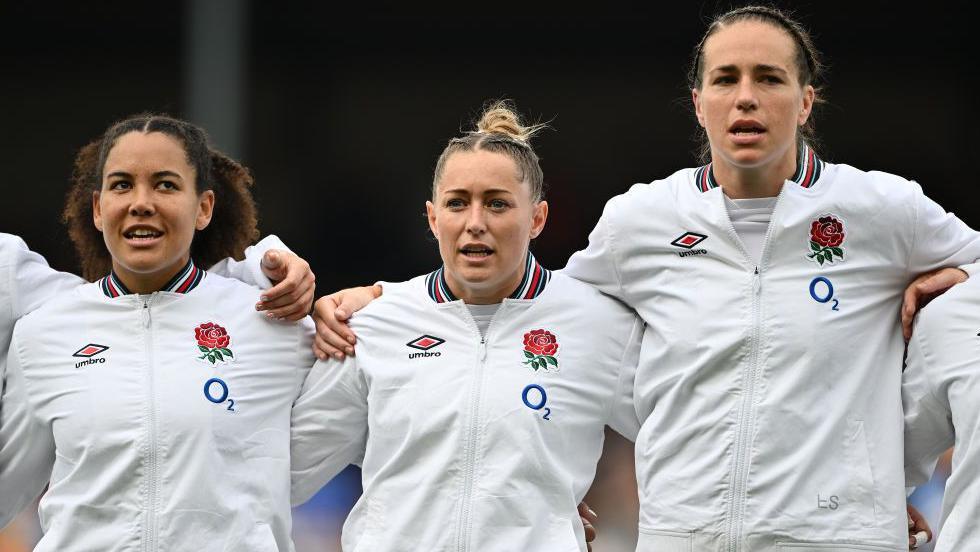 Natasha Hunt lines up between Tatyana Heard and Emily Scarratt for England