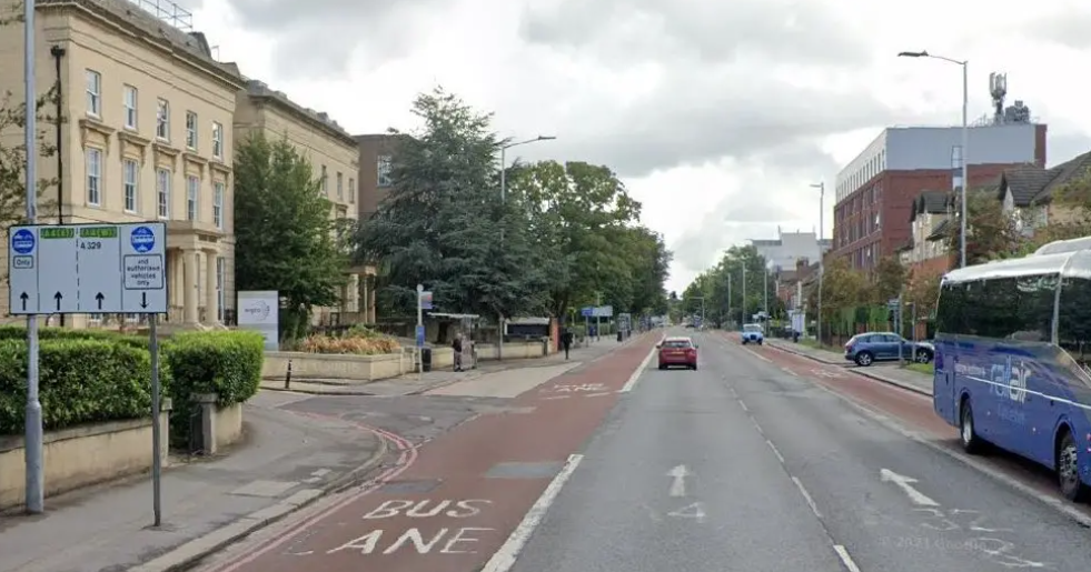 Google image of the Kings Road in Reading, two lanes of traffic with a red bus lane either side of the road.