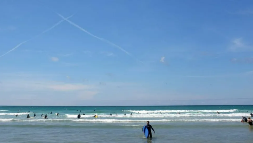 Newquay surfing competition cut down to one-day event - BBC News