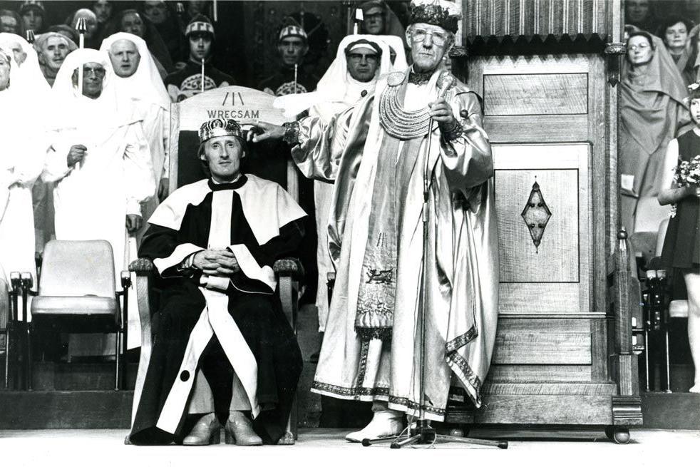 Donald Evans yn cael ei Goroni