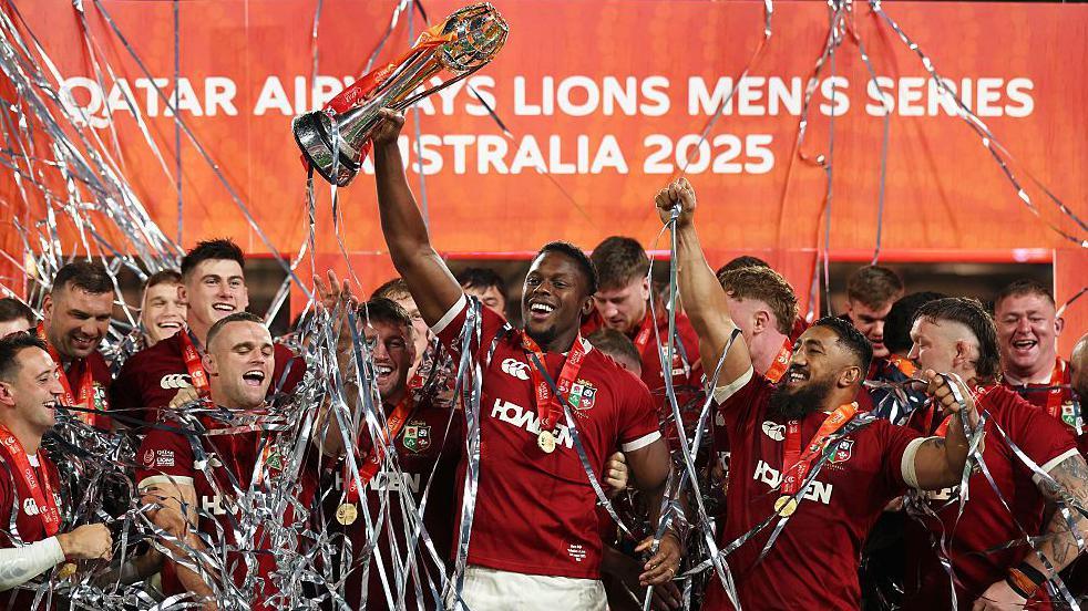 Maro Itoje lifts the trophy