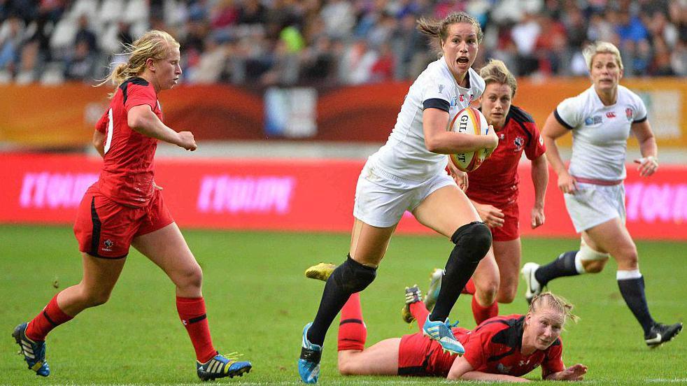 Emily Scarratt scores a try for England